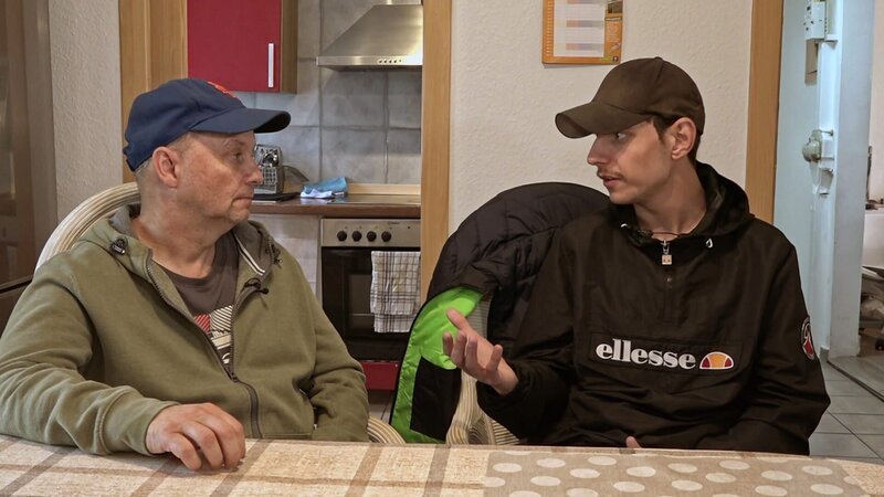 Pascal (re.) besucht seinen Freund Michael. Der Hausmeister möchte mit ihm darüber sprechen, warum er an keiner Maßnahme des Jobcenters teilnimmt. – Bild: RTLZWEI