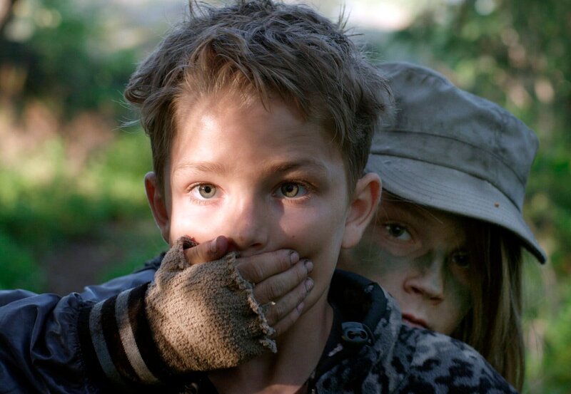 Der zehnjährige Andreas (Noa Samernius, rechts) spielt mit dem gleichaltrigen Sasha (Saveli Westin) Räuber und Gendarm, allerdings mit echten Waffen. – Bild: NDR/​Degeto/​Eyeworks Film Gemini/​Calle Persson