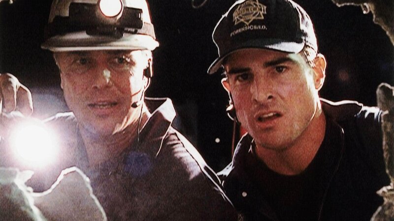 Bei Rohrarbeiten wird im Fundament eines Hauses ein eingemauertes Skelett gefunden. Gil (William Petersen, l.) und Nick (George Eads) nehmen das außergewöhnliche Grab genauer unter die Lupe. – Bild: TVNOW /​ CBS