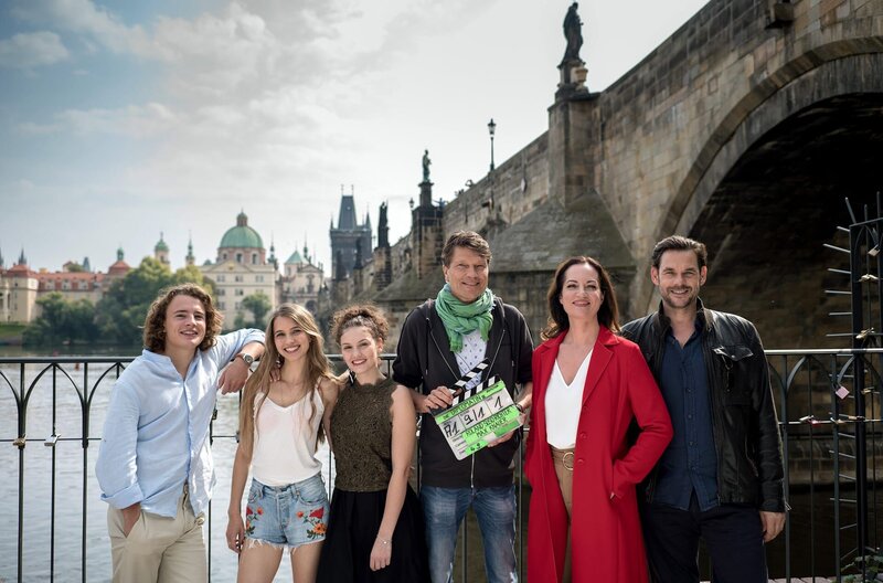 Von links nach rechts: Philippe Beaumont (Johannes Meister), Anna-Lena Schwing (Rolle Vanessa Kampmann), Valeria Eisenbart (Rolle Lydia Bruhns), Roland Suso Richter (Regie), Natalia Wörner (Rolle Karla Lorenz) und Alexander Beyer (Rolle Jan Horava) – Bild: ARD Degeto /​ Max Knauer