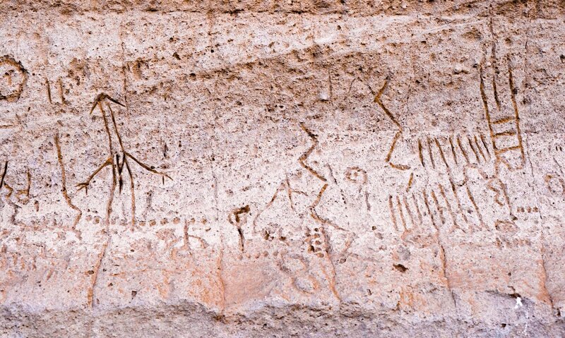 Geschnitzte Petroglyphen und gemalte Piktogramme an der Felswand. – Bild: The History Channel