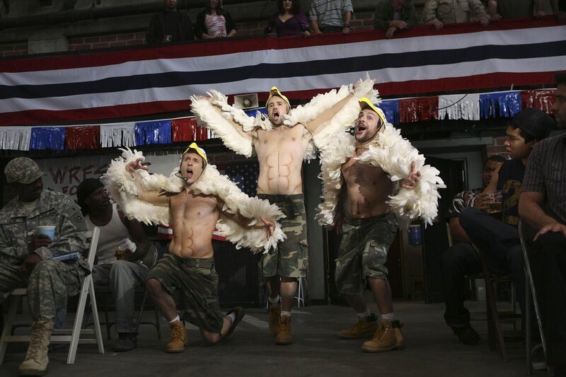 Charlie (Charlie Day, r.), Dennis (Glenn Howerton, l.) und Mac (Rob McElhenney, M.) als Wrestling-Hühner … – Bild: ProSieben Fun
