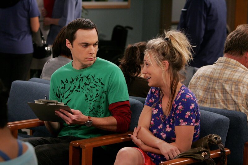 Durch einen Unfall in der Badewanne ist Penny (Kaley Cuoco, r.) gezwungen, Sheldon (Jim Parsons, l.) um Hilfe zu bitten … – Bild: Warner Bros. Television Lizenzbild frei
