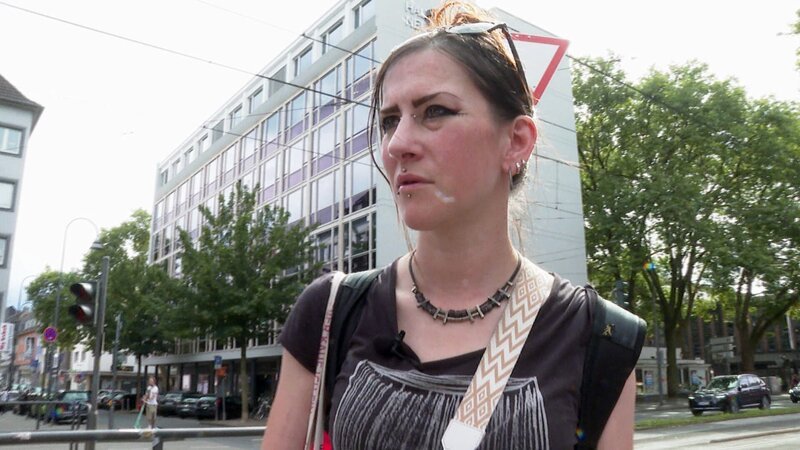 Taliha meidet die üblichen Treffpunkte der Drogenszene so gut es geht. Doch der Weg zur Vergabe, bei der sie ein Substitut gegen ihrer Heroinsucht erhält, führt die 40-Jährige zwangsläufig in die Gegend um den Neumarkt. – Bild: RTLZWEI