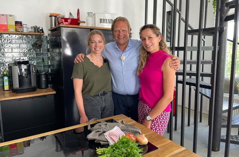 Björn Freitag und Wahl-Hamburgerin Zora Klipp kochen den Hamburger Klassiker Finkenwerder Scholle. Das schmeckt auch Tamina Kallert! – Bild: WDR/​2bild