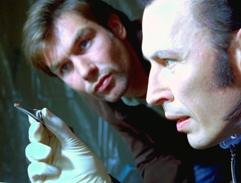Am Tatort gehen Detective Hoyt (Jerry O’Connell, l.) und Nigel (Steve Valentine) auf Spurensuche. Dort finden sie neue Hinweise auf einen möglichen Täter. – Bild: RTL /​ NBC Universal