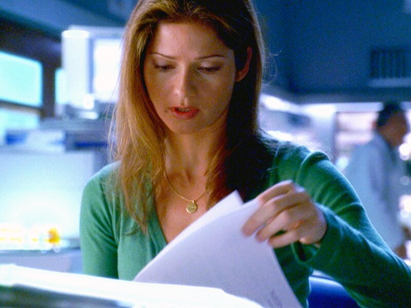 Jordan (Jill Hennessy) muss in den Akten der Gerichtsmedizin nach Unstimmigkeiten suchen. Wird sie einen alten Verfahrensfehler entdecken? – Bild: RTL Deutschland