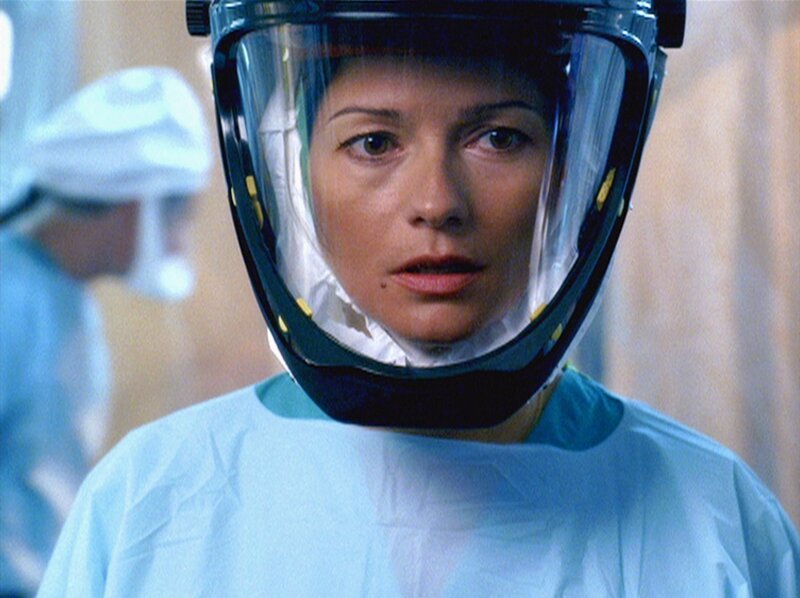 Bei der Autopsie einer Leiche bekommt Jordan (Jill Hennessy) starke Kopfschmerzen und Sehstörungen. Hat sie sich mit einem tödlichen Virus infiziert? – Bild: RTL Deutschland