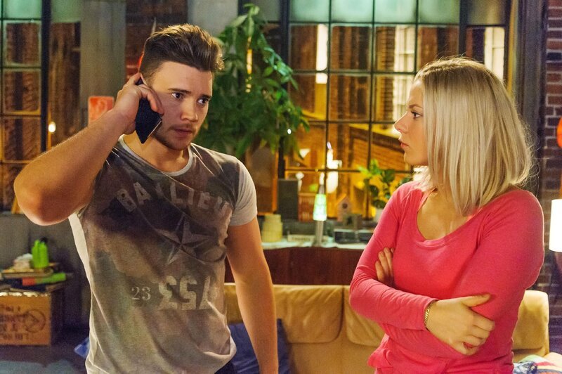 Ronny (Bela Klentze) hat ein ungutes Gefühl wegen Michelle. Als er im Beisein von Marie (Cheyenne Pahde) auch Carmen nicht erreicht, verstärkt das seine Befürchtungen, dass irgendetwas nicht in Ordnung ist … – Bild: RTL /​ Julia Feldhagen