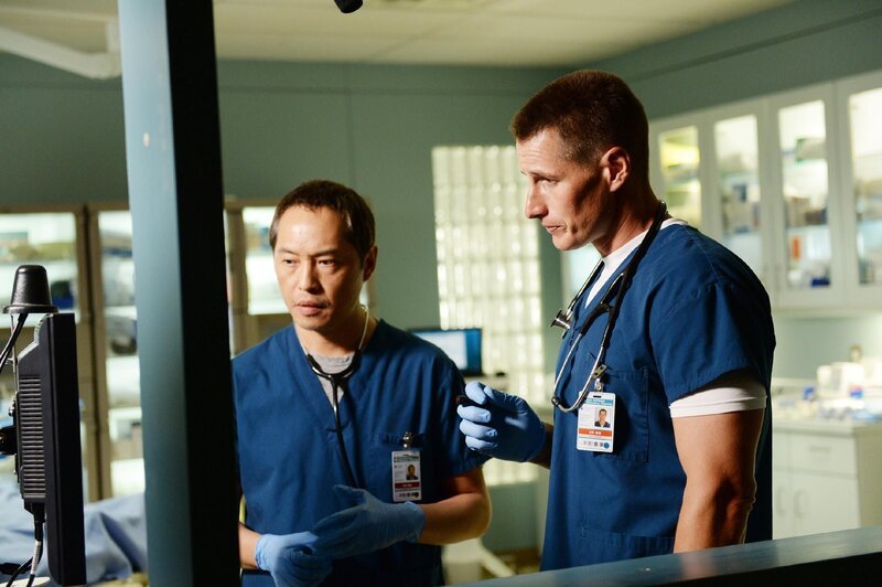 Dr. Topher Zia (Ken Leung, l.), Dr. Drew Alister (Brendan Fehr) +++ – Bild: RTL /​ © NBC Universal Media