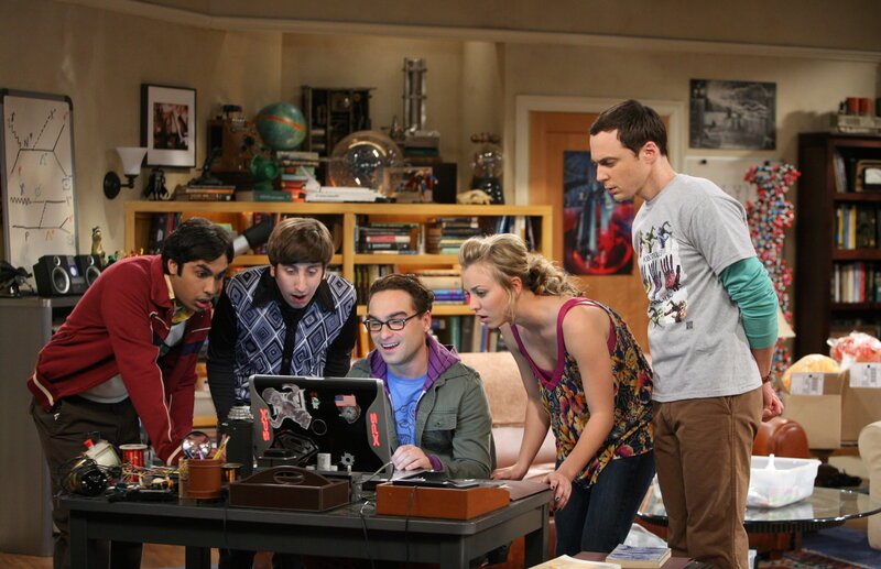 Dank der von Leonard (Johnny Galecki, M.) eingerichteten Webseite zur Online-Bestellung des Schmucks geht auch schon bald die erste große Bestellung ein. Penny (Kaley Cuoco, 2.v.r.), Sheldon (Jim Parsons, r.), Rajesh (Kunal Nayyar, l.) und Howard (Simon Helberg, 2.v.l.) sind begeistert … – Bild: Warner Bros. Television