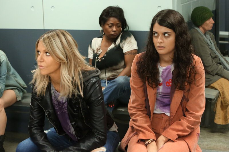 Mick (Kaitlin Olson, l.) und Sabrina (Sofia Black-D’Elia, r.) endet der Abend unerwartet auf der Polizeistation … – Bild: Fox and its related entities.