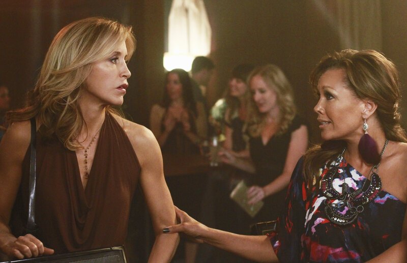 Wollen in einer Bar ihren Marktwert testen: Lynette (Felicity Huffman, l.) und Renee (Vanessa Williams, r.) … – Bild: American Broadcasting Companies, Inc.