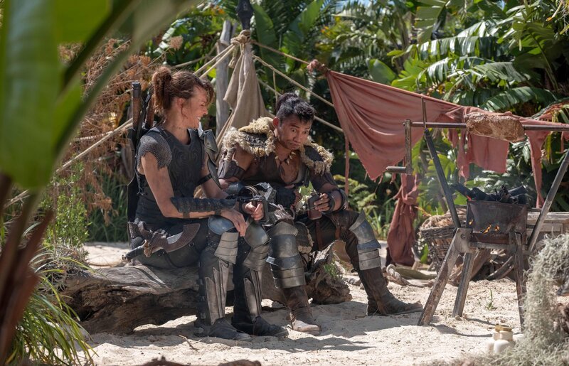 Natalie Artemis (Milla Jovovich, l.); Der Jäger (Tony Jaa, r.) – Bild: Constantin Film Verleih GmbH