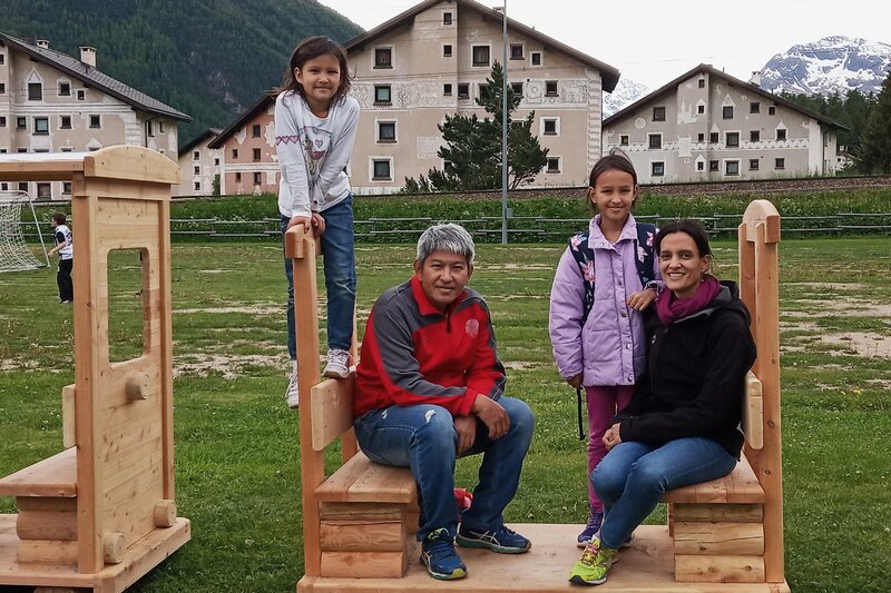 SRF bi de Lüt – Heimweh Graziella Ramponi (37) und ihr Mann Kan (46) mit den Kindern Felicia (6) und Naari (9). – Bild: SF2