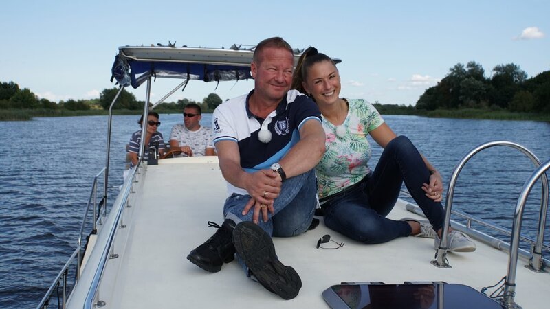 Die „Grand Lady“ in Danzig in Polen. Kim Gruschka (Sekretärin des Kreuzfahrtdirektors) und Klaus Gruschka (Kreuzfahrtdirektor) auf einer Hausbootfahrt durchs Danziger Werder auf der Weichsel. – Bild: Deborah Stöckle /​ BR, Bewegte Zeiten Filmproduktion GmbH