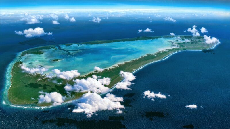 Vor 20 Millionen Jahren war Aldabra eine Insel mit einem Vulkan im Zentrum. Im Laufe der Zeit ist der Vulkan im Meer versunken und hat eine Lagune mit Korallenriff geformt. Der schwindende Inselrest ist heute die Heimat der Aldabra Riesenschildkröte. – Bild: Moonraker /​ Silverback Films /​ ZDF und Moonraker /​ Silverback F /​ zdf /​ THE HISTORY CHANNEL