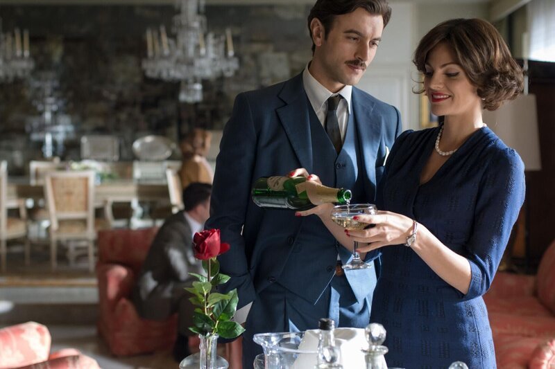 Mateo Ruiz (Javier Rey, l.); Bárbara de Senillosa (Amaia Salamanca, r.) – Bild: Manuel Fernández-Valdés/​BetaFilm