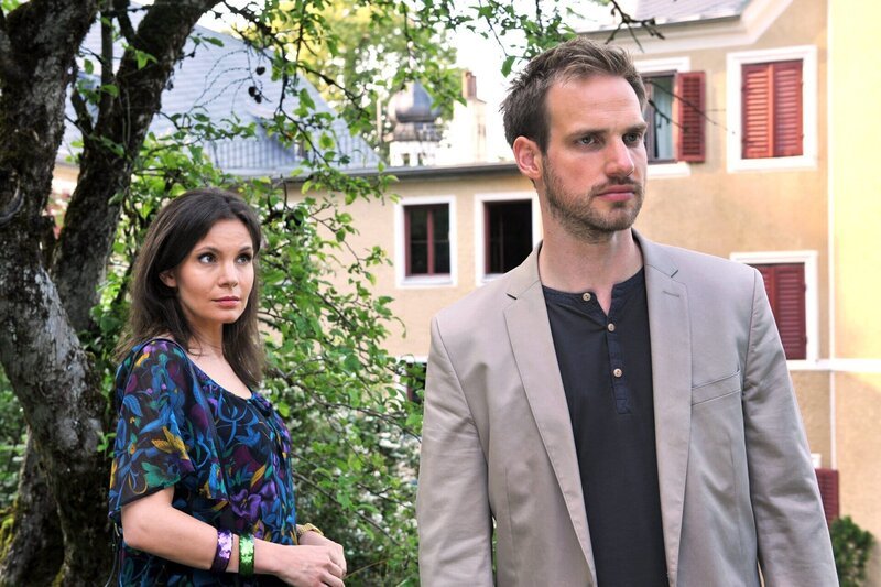 Um Friedichs Plan zu folgen, behauptet Leonard (Christian Feist, r.) vor Patrizia (Nadine Warmuth, l.), Pauline aus reinem Kalkül zu heiraten. – Bild: ARD/​Ann Paur
