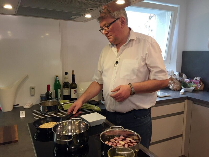 Gastgeber Robert – Bild: MG RTL D /​ ITV Studios