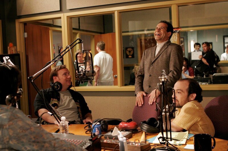 L-R: JJ the Joke Machine (Kevin P. Farley), Adrian Monk (Tony Shalhoub), Little Willie Karelli (Danny Woodburn). – Bild: Turner /​ UNIVERSAL STUDIOS.