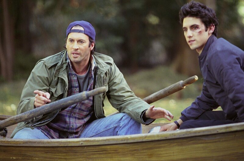 Jess (Milo Ventimiglia, r.) soll zum Gilmore-Abendessen mitkommen, taucht aber viel zu spät und mit einem Veilchen dort auf. Er traut sich jedoch nur Luke (Scott Patterson, l.) zu erzählen, wie er das blaue Auge bekommen hat … – Bild: 2002 Warner Bros. Lizenzbild frei