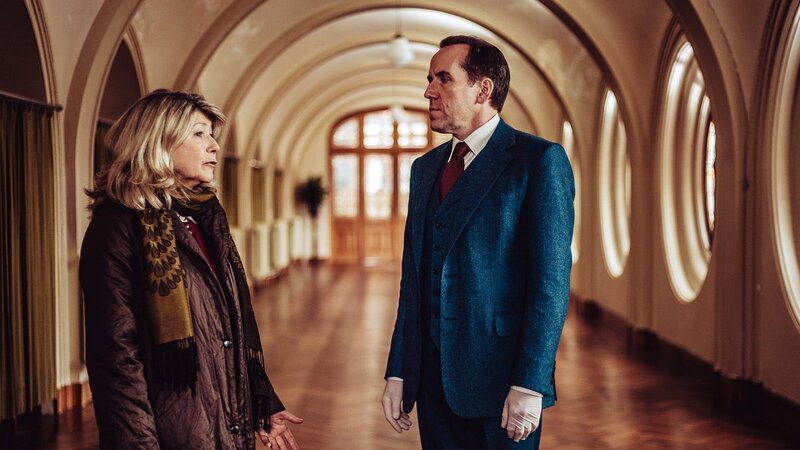 Adelaide Tempest (Frances de la Tour) und Jasper Tempest (Ben Miller) – Bild: AXN White