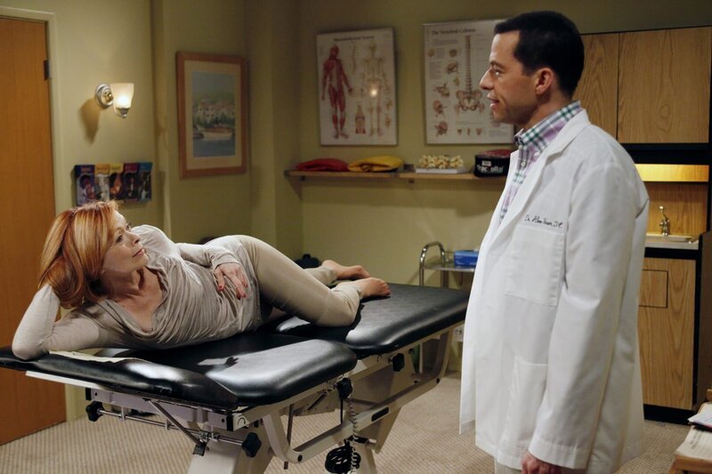 Alan (Jon Cryer, r.) hat so wenig Geld, dass er sich kaum den neuen Friseur seines Sohnes Jake leisten kann. Er behandelt Priscilla (Frances Fisher, l.), eine neue Patientin in seiner Praxis gegen ihre Rückenverspannungen, doch ihre Verspannungen liegen an ganz anderer Stelle … – Bild: Warner Brothers Lizenzbild frei