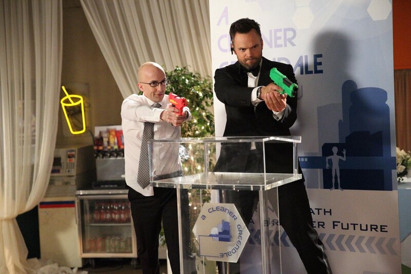 Dean Pelton (Jim Rash, l.) und Jeff (Joel McHale, r.) müssen die (Paintball-)Waffen zücken, um einen Undercover Agenten zu entlarven … – Bild: Sony Pictures Television Inc. and Open 4 Business Productions LLC.