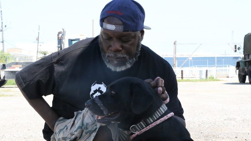 Earl is with Bootstrap outside of the meet and greet. – Bild: Animal Planet