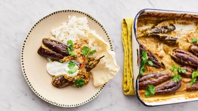 Aubergine in Currysoße – Bild: TVNOW /​ ©2016 Jamie Oliver Enterprises Limited