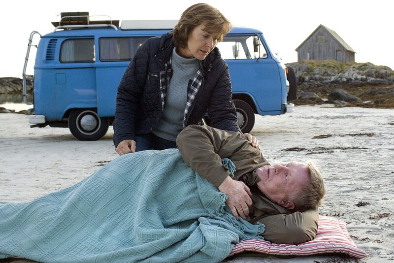 Nachdem er eine Nacht am Strand verbringen musste, hat Anne (Thekla Carola Wied) Mitleid mit ihrem Mann Norbert (Manfred Zapatka).© Honorarfrei lediglich fźr Ankźndigungen und Veršffentlichungen im Zusammenhang mit obiger BR-Sendung bei Nennung: Bild: BR/ARD Degeto. Andere Verwendungen nur nach entsprechender vorheriger schriftlicher Vereinbarung mit dem BR-Bildarchiv, Tel. 089 / 5900 10580, Fax: 089 / 5900 10585, Mail: pressestelle.foto@brde – Bild: BR/ARD Degeto Nachdem er eine Nacht am Strand verbringen musste, hat Anne (Thekla Carola Wied) Mitleid mit ihrem Mann Norbert (Manfred Zapatka).© Honorarfrei lediglich fźr Ankźndigungen und Veršffentlichungen im Zusammenhang mit obiger BR-Sendung bei Nennung: Bild: BR/ARD Degeto. Andere Verwendungen nur nach entsprechender vorheriger schriftlicher Vereinbarung mit dem BR-Bildarchiv, Tel. 089 / 5900 10580, Fax: 089 / 5900 10585, Mail: pressestelle.foto@brde – Bild: BR/ARD Degeto