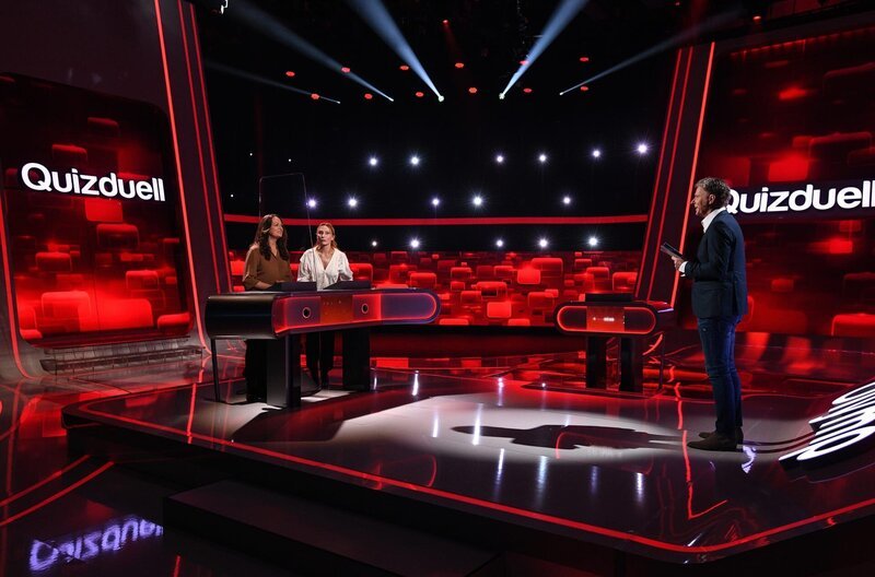 Moderator Jörg Pilawa (r.) mit den Kandidatinnen des Teams „Hauptrolle“: Den Schauspielerinnen Natalia Wörner (l.) und Andrea Sawatzki (2.v.l.). – Bild: ARD/​Uwe Ernst
