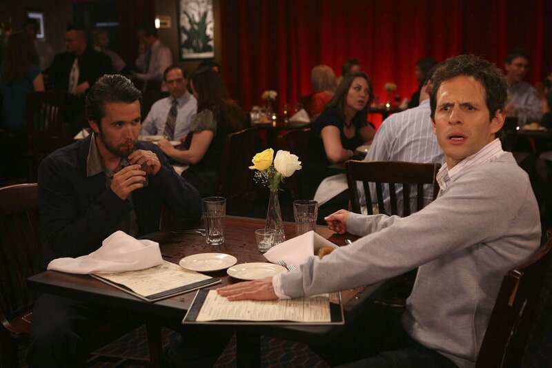 Nach einem heftigen Streit reden die ehemals besten Freunde Mac (Rob McElhenney, l.) und Dennis (Glenn Howerton, r.) kein Wort mehr miteinander … – Bild: Bluebush Productions, LLC