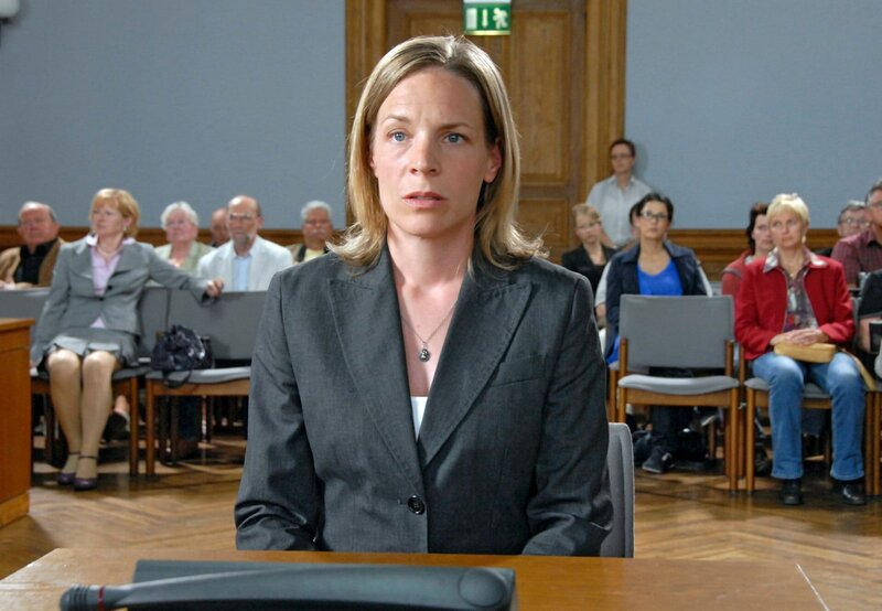 Susanne Wörner (Eva Meier) soll dem Gericht ihre Version des Unfallhergangs schildern. – Bild: ARD Degeto