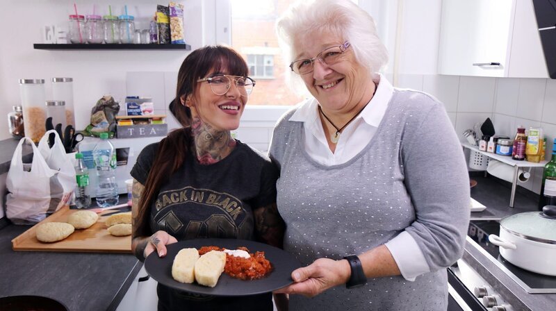 Jenny und ihre Oma mit Jennys Szegediner Gulasch mit Knöpfle – Bild: SWR /​ Matthias Koßmehl