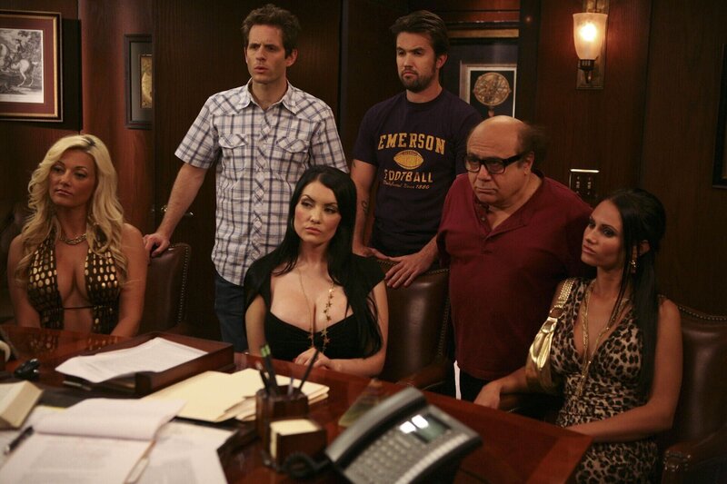 Eigentlich haben Dennis (Glenn Howerton, 2.v.l.), Mac (Rob McElhenney, 3.v.r.) und Frank (Danny DeVito, 2.v.l.) große Pläne mit den vollbusigen Damen (Heather Chadwell, l., Dahlia Dark, 3.v.l., Kristen DeLuca, r.) … – Bild: Bluebush Productions, LLC.