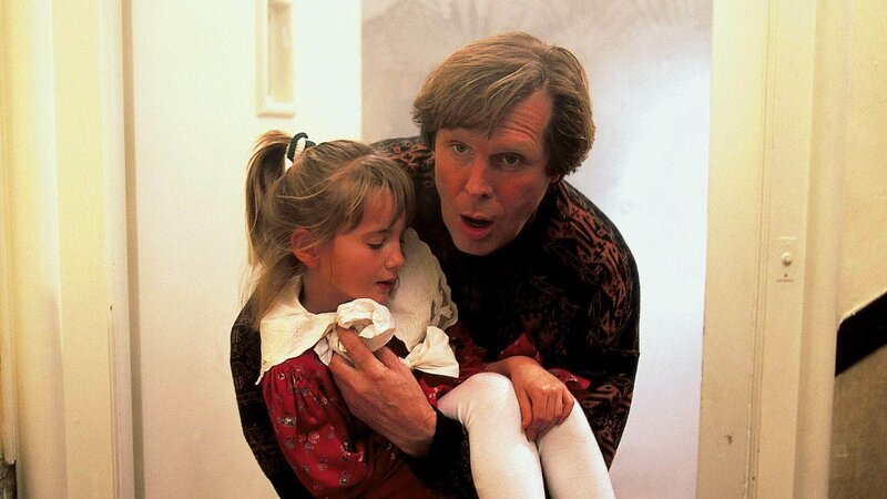 Dr. Stefan Frank (Sigmar Solbach) rettet die kleine Friedericke (Sofia Dirscherl) aus der brennenden Wohnung. – Bild: MG RTL D /​ Elke Werner