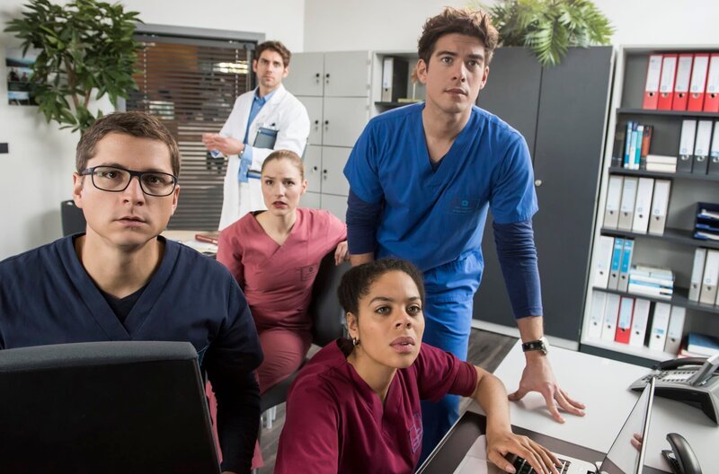Die jungen Ärzte unterstützen ihre neue Kollegin Eva Ludwig aus der Ferne. V.l.n.r. Dr. Elias Bähr (Stefan Ruppe), Dr. Niklas Ahrend (Roy Peter Link), Julia Berger (Mirka Pigulla), Vivienne Kling (Jane Chirwa), Ben Ahlbeck (Philipp Danne). – Bild: WDR/​ARD/​Jens Ulrich Koch