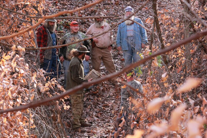 Trapper showing the AIMS team the trap. – Bild: Animal Planet