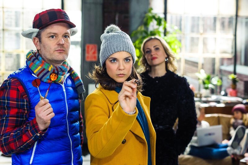 Pauline (Maike Johanna Reuter, M.) befürchtet, dass Ingo (André Dietz) und die anderen WG-Mitglieder wegen ihr Schwierigkeiten mit Isabelle (Ania Niedieck) bekommen. – Bild: RTL /​ Julia Feldhagen