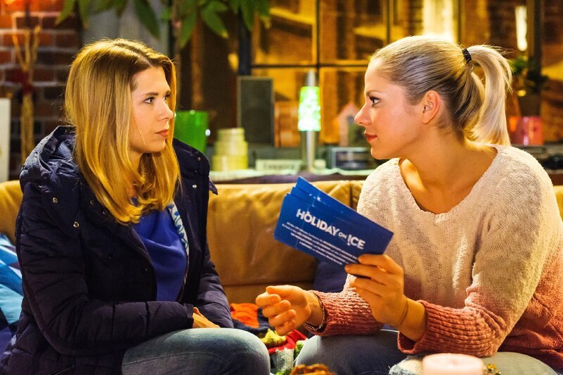 Marie (Cheyenne Pahde, r.) ermuntert Diana (Tanja Szewczenko), an ihre eigene Karriere zu denken und Michelle zu trainieren. – Bild: RTL Deutschland