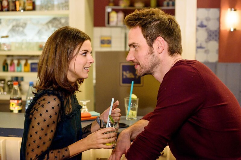 Pauline (Maike-Johanna Reuter) ist von Damian (Christian Feist) positiv überrascht und lässt sich von ihm auf einen Drink einladen. – Bild: RTL /​ Julia Feldhagen