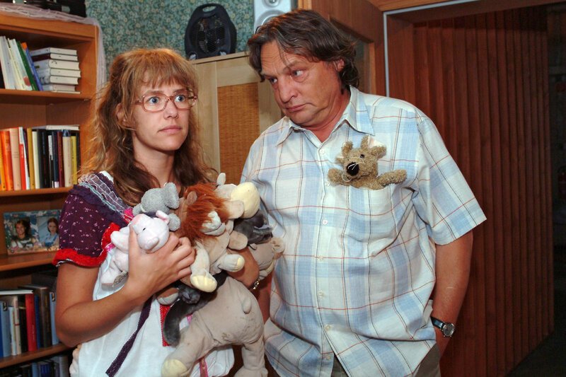 Bernd (Volker Herold, r.) registriert, dass Lisa (Alexandra Neldel, l.) ihr Zimmer verändert, damit Jürgen, den sie eingeladen hat, sich wohlfühlt. – Bild: SAT.1