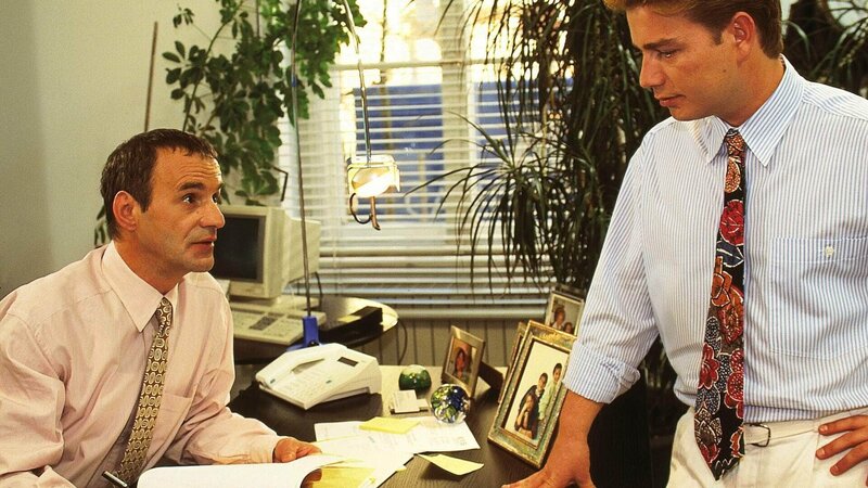 Assistenzarzt Dr. Peter Stein (Zacharias Preen, l.) und Dr. Stefan Frank (Sigmar Solbach) warten auf Evas Diagnose. – Bild: MG RTL D /​ Elke Werner