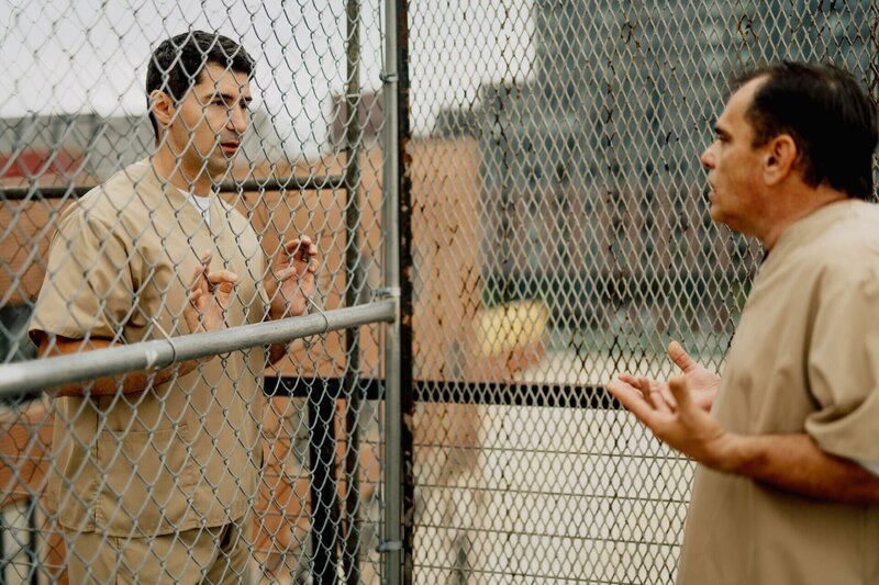 Zwei Gefangene unterhalten sich, getrennt durch einen Zaun – Bild: THE HISTORY CHANNEL /​ Clark Hodgin