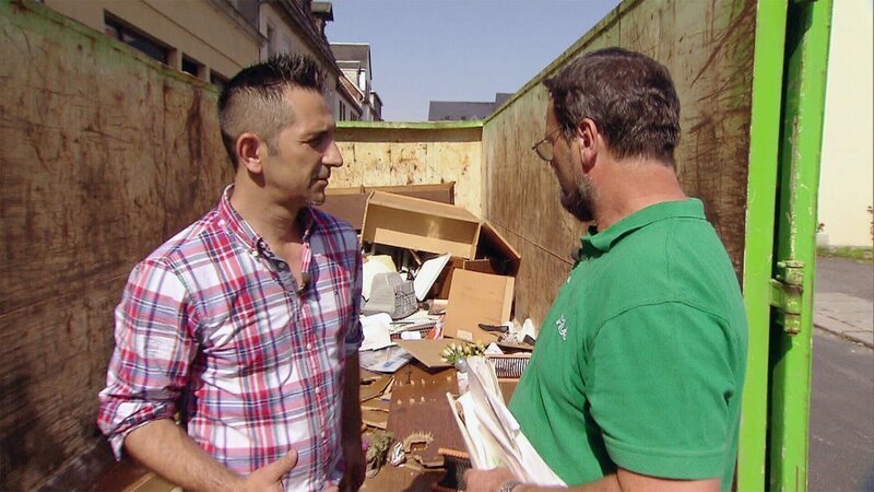 Steffen (re.) kann sich nur schwer von seinen Sachen trennen. Nun soll Mauro Corradino helfen! – Bild: RTL II – Recht zum Abdruck/​Darstellung zeitlich/​sachlich beschränkt auf die Bewerbung der Sendung