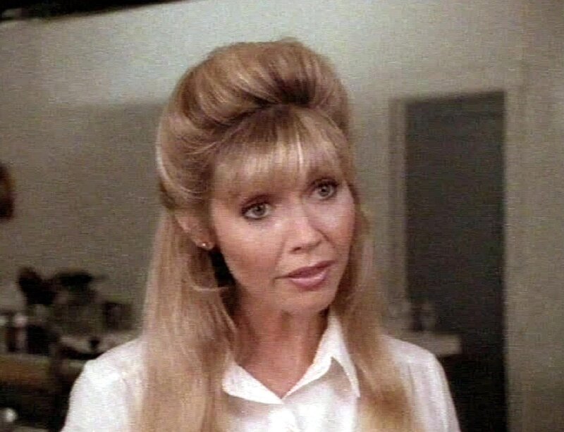 Die Kellnerin Sally Bates (Debra Stipes) erzählt ihrer Freundin Jessica Fletcher von ihren Zukunftsplänen. Sie möchte demnächst das College von Maine besuchen. – Bild: RTLup