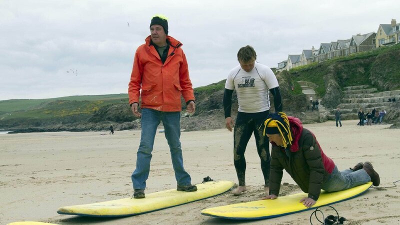 Jeremy Clarkson (l.) und Jeremy May (r.) lernen Surfen in Cornwall. – Bild: RTL /​ © BBC Worldwide