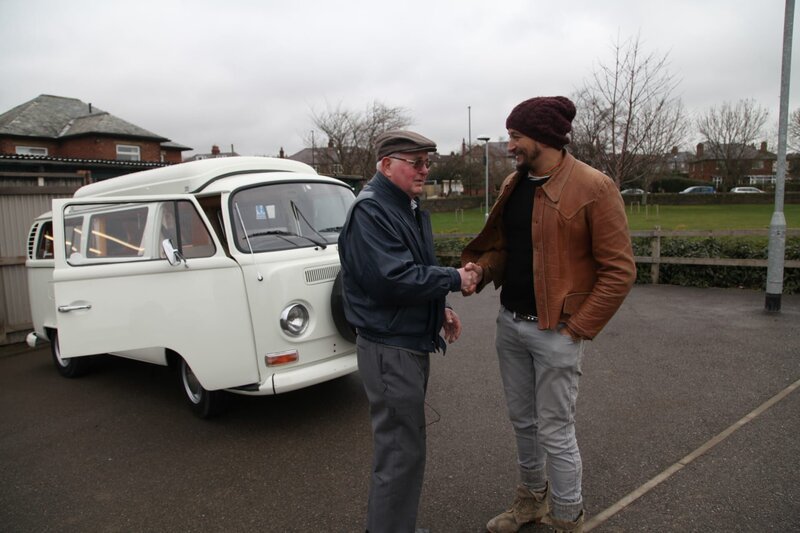 Richmond School, Richmond, UK – Owner Brian Defty shakes presenter Fuzz Townshend’s hand after the VW Camper has been handed back to him. – Bild: The National Geographic Channel.